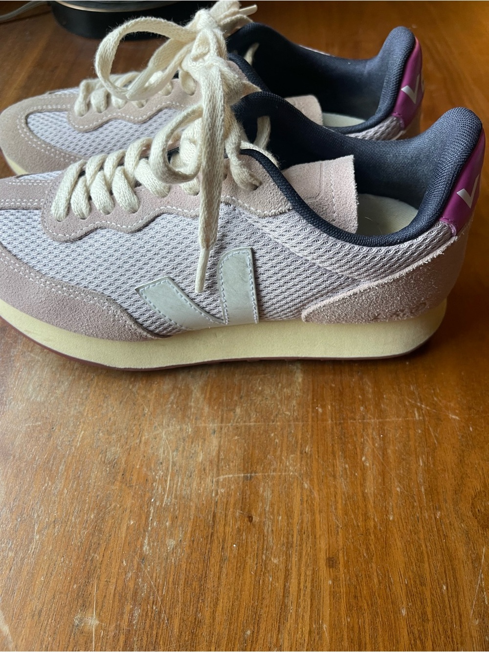 Veja V-10 Mesh Runner in Light purple and Cream - Picture 3 of 9